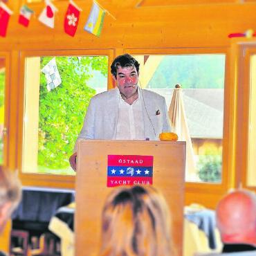 Die Sommerzeit ist viel zu schnell vorübergegangen - Der Biologe Dr. Jean-Francois Bézot bei seinem Referat.