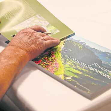 Vor dem Vergessen bewahren - Von Autorenhand signiert: Gottfried Ryter hatte ebenso wie seine Autorenkollegen alle Hände voll zu tun, um frisch erworbene oder mitgebrachte Exemplare zu signieren.