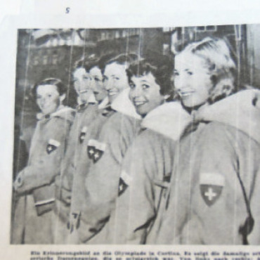 «Es war ein einmaliges Erlebnis» - Die Damenequipe: ein Erinnerungsbild an die Olympischen Spiele. Von links: Annemarie Waser, Frieda Dänzer, Madeleine Berthod, Rosmarie Reichenbach, Hedy Beeler und Renée Colliard.  FOTO: AUS DEM FOTOALBUM VON ROSMARIE RYTER