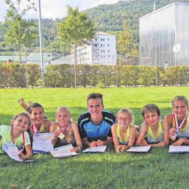 Kantonalfinal Mille Gruyère und UBS Kids Cup - Von links: Isabel, Noelia, Joelle (Gold), Leonie (Gold), Danja (Gold), Samuel, Aylea, Cyrill, Luana (Silber), Yanis (Silber) und Coach Sinja FOTOS: ZVG/TV SAANEN-GSTAAD
