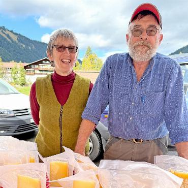 Die Tradition lebt wieder - Immer schon dabei: Lauenerin und Mitglied des neuen Vereins Louene Märet, Kathrin Bohren, hier mit ihrem Mann Marcel. Sie freuen sich an ihrem Stand über den wiederbelebten Markt – obwohl ihr Käse von der Gsteiger Alp Chrinnen und nicht aus Lauenen stammt. «Da machen wir im Sommer Ferien», lachen die beiden verschmitzt.
