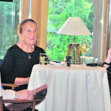 Idanna Pucci und John Banville im Gespräch im Gstaad Yacht Club - Idanna Pucci und John Banville beim Interview.