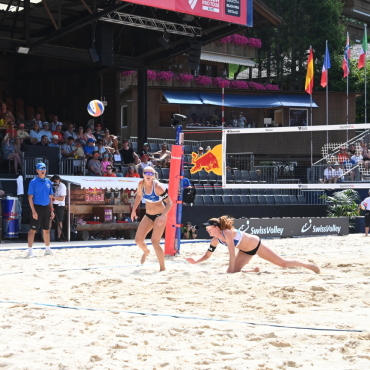 Brasilien und USA im Damenfinal - Mit vollem Einsatz und unbedingtem Siegeswillen in den Final gekämpft: Sara Hughes und Kelly Cheng.