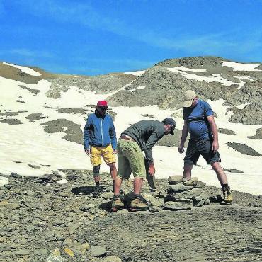 Bezüglich Gletscherschmelze sieht es ein wenig besser aus - Aufbau des «Steinmandli» am Westrand des Gletschers.