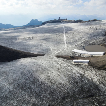 Gletscherschmelze legt Tsanfleuronpass frei - Die beiden Gletscher verloren in diesem Sommer etwa dreimal so viel an Dicke wie im Durchschnitt der letzten 10 Jahre.