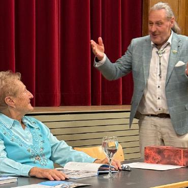 Bethli Küng – ein Denkmal für eine Saaner «Institution» - Viel gute Laune rund um die amüsanten Anekdoten: Bethli Küng mit Christian Hadorn.
