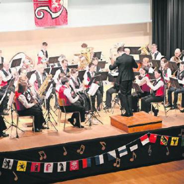 Unterwegs mit der Musikgesellschaft Gstaad - Unter der Leitung von Sandro Frautschi funktioniert die Musikgesellschaft Gstaad wie ein mächtiger, harmonischer Klangkörper.