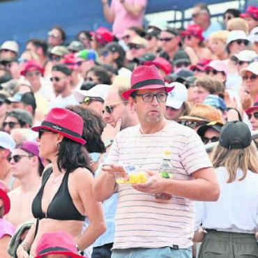 Sommer, Sonne, Stimmung: Swatch Beach Pro Gstaad 2023 - Der Esser: Unabhängig von Spielstand und Laune der Zuschauenden geniesst er Köstlichkeiten und die Stimmung.