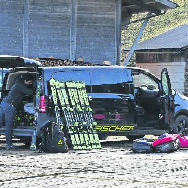 So gehen Europacuprennen in Gstaad - Skifahren ist auch eine Materialschlacht: Eines der Teams macht sich bereit für die Abreise.