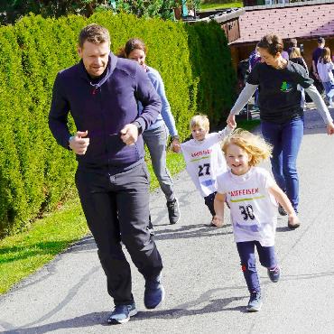 Tagessieg für Sinja Reuteler und Patrick Feuz - Eltern begleiten die Kleinsten.
