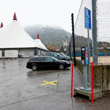 Arbeitnehmende können in Gstaad auch künftig gratis parken - Parkplatz hinter dem Sportzentrum. FOTOS: PAULA MITTAG