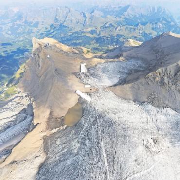 Ein seit über 2000 Jahren unter Eis begrabener Pass taucht wieder auf - Der Klimawandel bekommt «ein Gesicht»: Das Eis verschwindet und legt 2000 Jahre lang bedecktes Gestein frei. FOTO: ZVG