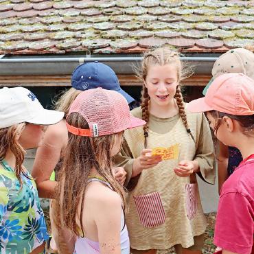Pippi Langstrumpf mit dem Cevi Saanen in St. Prex - Pippi liest die Flaschenpost.