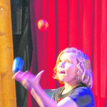 100 Jahre Schule Rütti – eine zirkusreife Jubiläumsfeier - Pro Gruppe wirkten 12 bis 16 Schüler mit, so auch beim Jonglieren.