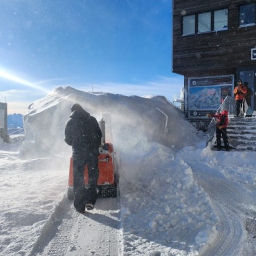 80 Zentimeter Neuschnee führt zu erhöhter Lawinengefahr - Ein Bild vom letzten Freitag auf der Bergstation Glacier 3000. Bereits da fiel ähnlich viel Schnee wie aktuell. (Foto: Glacier 3000)