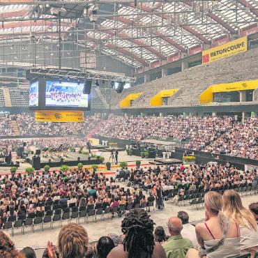 781 neue Fachfrauen und Fachmänner Gesundheit - Würdige Lehrabschlussfeier für die Berner Fachfrauen und Fachmänner Gesundheit 2023 in der PostFinance Arena Bern. FOTO: PIA NEUENSCHWANDER