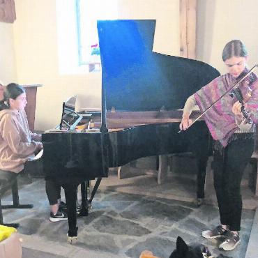 Abländschen: «Demut» kehrt in unsere Kirche - Ilva Eigus an der Violine und Alexandra Dovgan am Klavier. FOTO: HANS-PETER VENNER