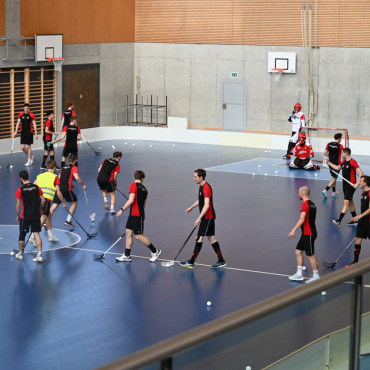 Unihockey auf höchstem Niveau - Goalie-Training: Unzählige, kurz aufeinanderfolgende Schüsse aufs Tor fordern die ganze Aufmerksamkeit des Goalies.  (Foto: Jenny Sterchi)
