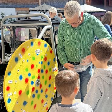 Frühlingsfreude beim Ostermarkt in Saanen - Überall gab es etwas zu entdecken – Spiel und Spass, so weit das Auge reicht.