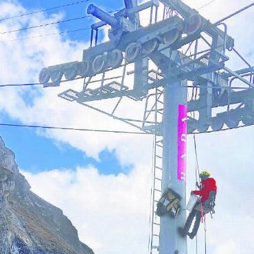 Arbeiten in luftiger Höhe und bei kompliziertem Zugang - FOTOS: ALPINZENTRUM.CH