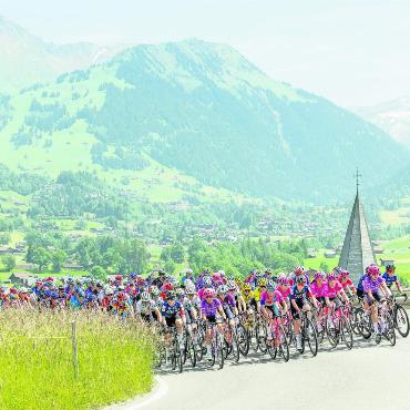 Tour de Suisse Women: Was Reusser in Gstaad begann, brachte sie zu Ende - Topathletinnen treten voll in die Pedale, dahinter zeigt sich das Saanenland von seiner schönsten Seite. FOTO: JÜRG VON ALLMEN