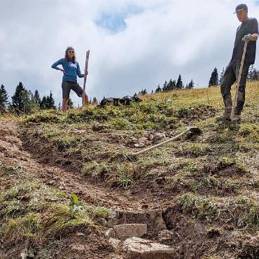 Erfolgreiche vierte Work & Bike’n’Hike Week an der Lenk - Bestehende Wege behutsam verbessern.