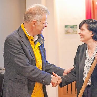 Saaner Gemeinderat: erste Gemeindepräsidentin und drei neue Gesichter - Martin Göppert überreichte Petra Schläppi symbolisch eine geschmückte Mistgabel.