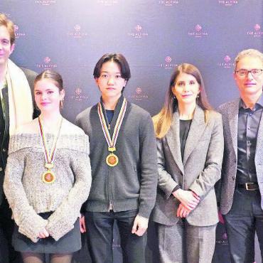Ein Kopf-an-Kopf-Rennen beim 12. Alpina Cup - In der Kategorie Snowboard hatten bei den Damen und Herren die Roseyaner die Nase vorn: Helene und Hiroki umrahmt von Christophe Gudin (Direktor Le Rosey – links), Nadine Friedli (General Manager The Alpina Gstaad) und Christoph Däpp (Schulleiter Gymnasium Gstaad).
