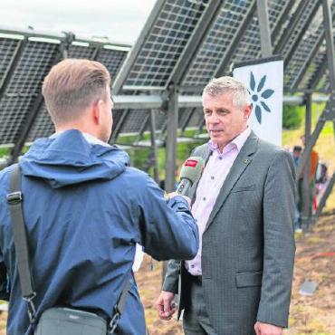 Unterwegs im Solar-Express - Bei Regierungsrat Christoph Ammann sorgte das Tempo, mit dem das Pilotprojekt realisiert wurde, für Begeisterung.