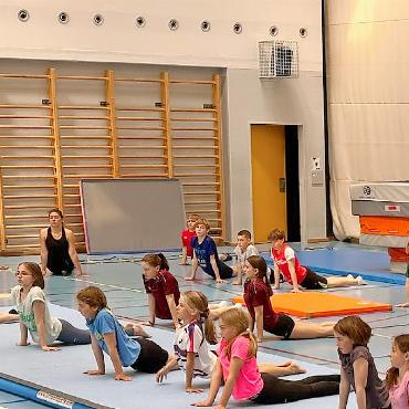 Viel geturnt, viel gelernt, viel gelacht - Ganz aufgewärmt ist halb gewonnen: vor dem Training von Kopf bis Fuss gedehnt, so konnte das Verletzungsrisiko minimiert werden.