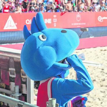 Sommer, Sonne, Stimmung: Swatch Beach Pro Gstaad 2023 - Trinken ist das einzig Richtige bei diesen Temperaturen und in diesem Kostüm.