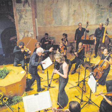 Mozart-Nacht: ein perfekt vollendetes Mosaik - Giovanni Antonini dirigiert wiegend, tänzerisch und mit ausdrucksvollen Handgesten Mozarts melodienreiche Musik. Die Klarinettistin Sabine Meyer hört sich tief in ihr Instrument hinein. Ihr geschmeidiges und klangschönes Spiel wird vom Kammerorchester Basel feinfühlig mitgetragen.