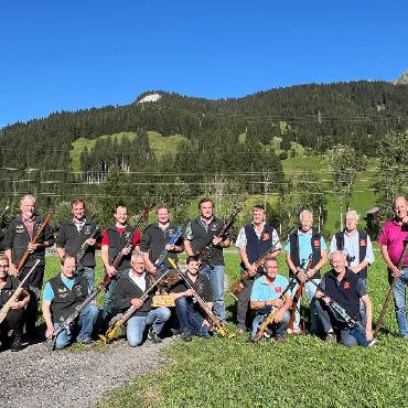 Die Lauener holten sich den Wanderpreis beim Amtscup 2024 - Siegergruppen: von links FL2, FL1, FSG1 mit Hellebardengewinner Gottfried Würsten FOTO: ZVG