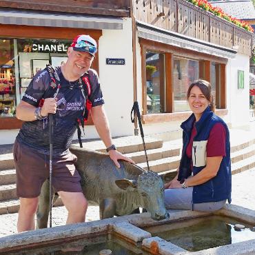 «Eine einzigartige Begegnung zwischen Alpen und Himalaya» – der Humani’Trail kommt nach Gstaad - Paul van der Linden, Organisator des neuen Trail-Running-Events und Katrin Haldi, Projektleiterin MICE und Events bei Gstaad Saanenland Tourismus freuen sich, Ende September mehrere Hundert Trailrunner in Gstaad begrüssen zu dürfen.