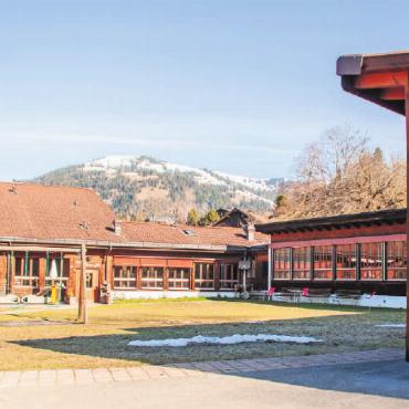 Alpenblick: Wohnraum für einheimische Familien - Könnte schon bald abgerissen und wieder neu aufgebaut werden: Das Ferienheim Alpenblick in Gstaad. FOTO: KEREM MAURER
