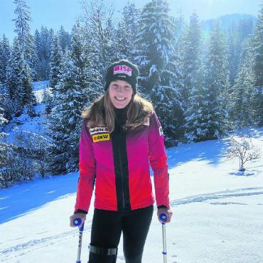 «Klar komme ich zurück!» - Im Moment Krücken statt Skistöcke: Chiara Lanz erholt sich daheim in Saanenmöser von ihrer Knieverletzung. Ihr Optimismus ist scheinbar unverwüstlich. FOTOS:ZVG