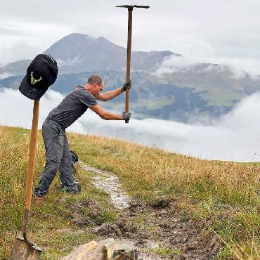 Erfolgreiche vierte Work & Bike’n’Hike Week an der Lenk - Wegabschnitte instandsetzen mit Schaufel und Pickel.