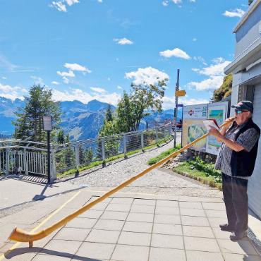 Abwechslungsreiche Seniorenferien mit vielen Ausflügen - Alphornklänge auf dem Stanserhorn.