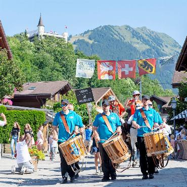 Hochkarätiger Wettkampf vor atemberaubender Kulisse - Postkartenidylle bei der Poloparade.
