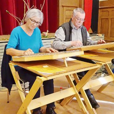 «Frauenzeit» – ein Vormittag mit Tiefgang - «Zither-Ueli» (Ueli Schär) und Käthi Kohler aus Lyssach spielten heitere und besinnliche Melodien auf ihren Instrumenten.