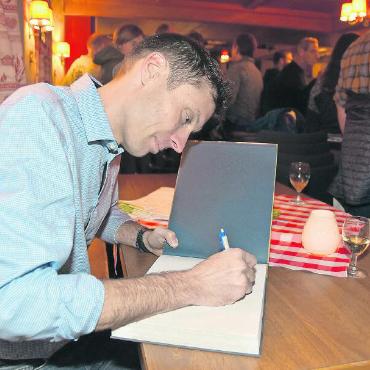 Ein Buch gegen das Vergessen - Autor Victor Brand: seine Unterschrift war gefragt im Anschluss an die Vernissage.
