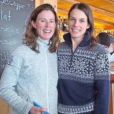 Heidi Sigrist und Hannes Marmet sind Saaner Clubmeister 2026 - Podest Damen 2: v.l. Selina Kurmann, 1. Rang; Ramona Zumstein, 2. Rang.