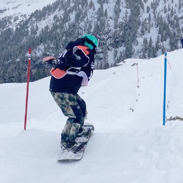 Banks und Neuschnee – das legendäre Snowboardrennen feiert Jubiläum - Selina Ruf beim Start in den Banked Slalom.