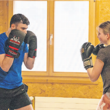 Behandle Menschen, wie du selbst behandelt werden willst! - Zwei Teilnehmende am Tag der offenen Tür tasten sich an den Boxsport heran.