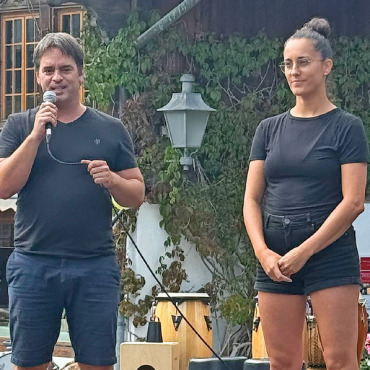 «Wir sind überzeugt, dass unsere Arbeit sinn- und wertvoll ist» - Sie eröffneten die Performance: v.l. Projektleiter Alex Wäber und die beiden Choreografen Thaïs Sandra Martinez Fraga und Norbert Steinwarz. FOTO: TINA DOSOT
