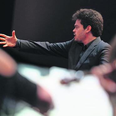 Spürbare Freude auf der Festivalbühne - Beeindruckend: Dirigent Lahan Shani führte das Israel Philharmonic Orchestra ohne Noten. FOTOS: RAPHAEL FAUX/GSTAADPHOTOGRAPHY.COM
