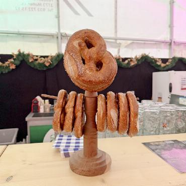«Ozapft is»: Lederhosen-Gaudi beim Gstaader Oktoberfest - Traditionelle «Brezn» – Wiesn-Feeling im Gstaader Dorfkern.