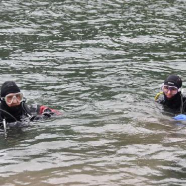 Abtauchen, auftauchen, aufräumen: Arnenseeputzete - Tauchen gleich ab: Walter Aebi und Madlen Heim. Die Wassertemperatur betrug auf der Oberfläche 13 Grad, in 20 Metern Tiefe noch 8 Grad.