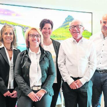 Neue Leitung bei Reisebüro Eggenberg in Saanen - V.l. Nicole Zumstein, Franziska Bareuther, Ylenia Reichenbach, Peter Börlin sowie Patrick Eggenberg. FOTO: ZVG