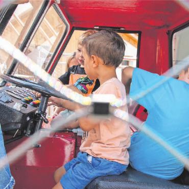 Sommerfest und Tag der offenen Tür der «Station» in Saanen - Der Pistenbully hatte eine riesige Anziehungskraft. FOTOS: ERICH KÄSER